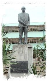 Monumento en honor a Rodrigo Facio Brenes a la entrada de la Universidad de Costa Rica